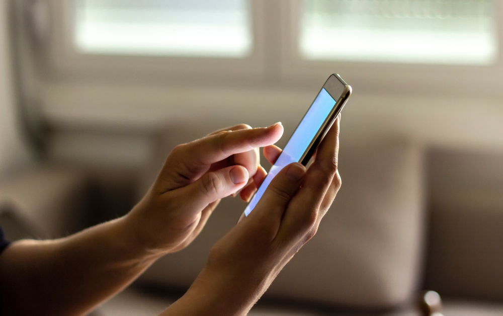 Choose a Business Cell Phone for Hybrid Workers Who Need Both Softphone + Mobile Apps